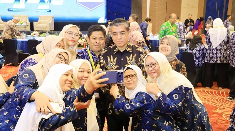 STEM Jadi Kunci, Menaker Dorong Lulusan Kampus Siap Hadapi Dunia Kerja